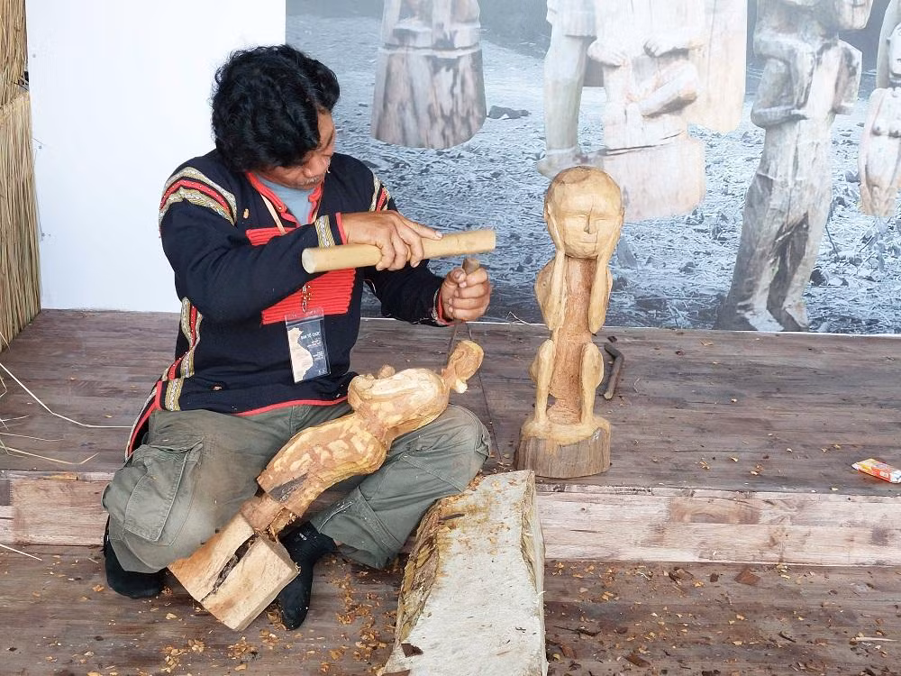 Nghệ nhân Y Thái tạc tượng gỗ tại triễn lãm