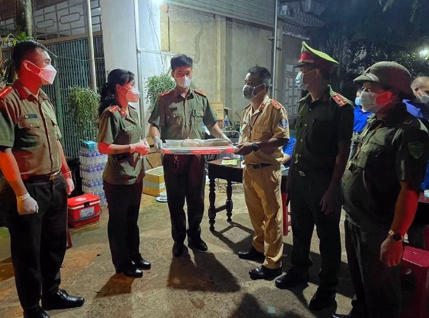 Đoàn thanh niên công an tỉnh thăm hỏi và trao tặng cho các chốt trực