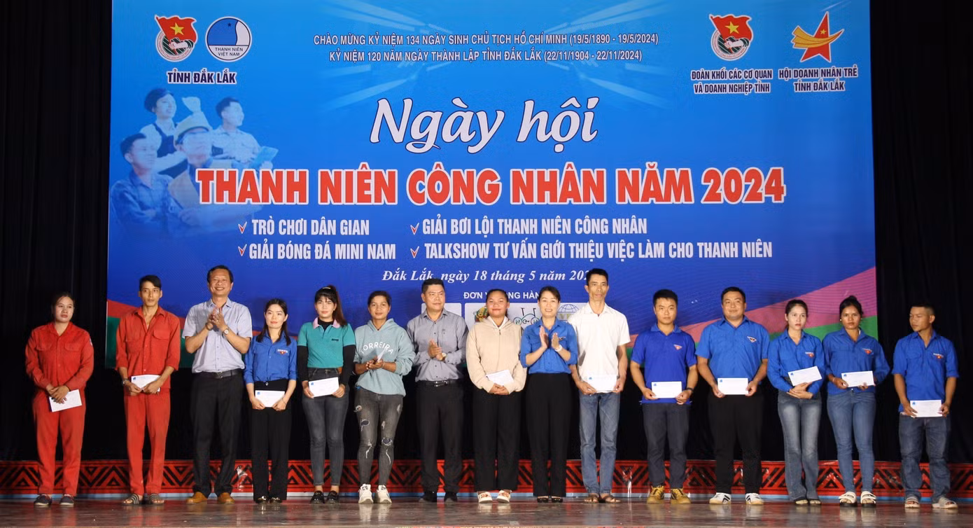 Thanh niên công nhân có hoàn cảnh khó khăn được ban tổ chức trao tặng quà.