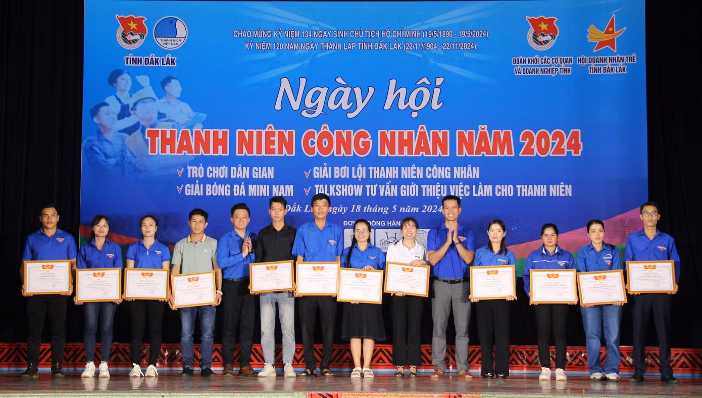 Ban tổ chức tặng Bằng khen cho tập thể và cá nhân tiêu biểu trong tham gia công tác Hội và phong trào thanh niên