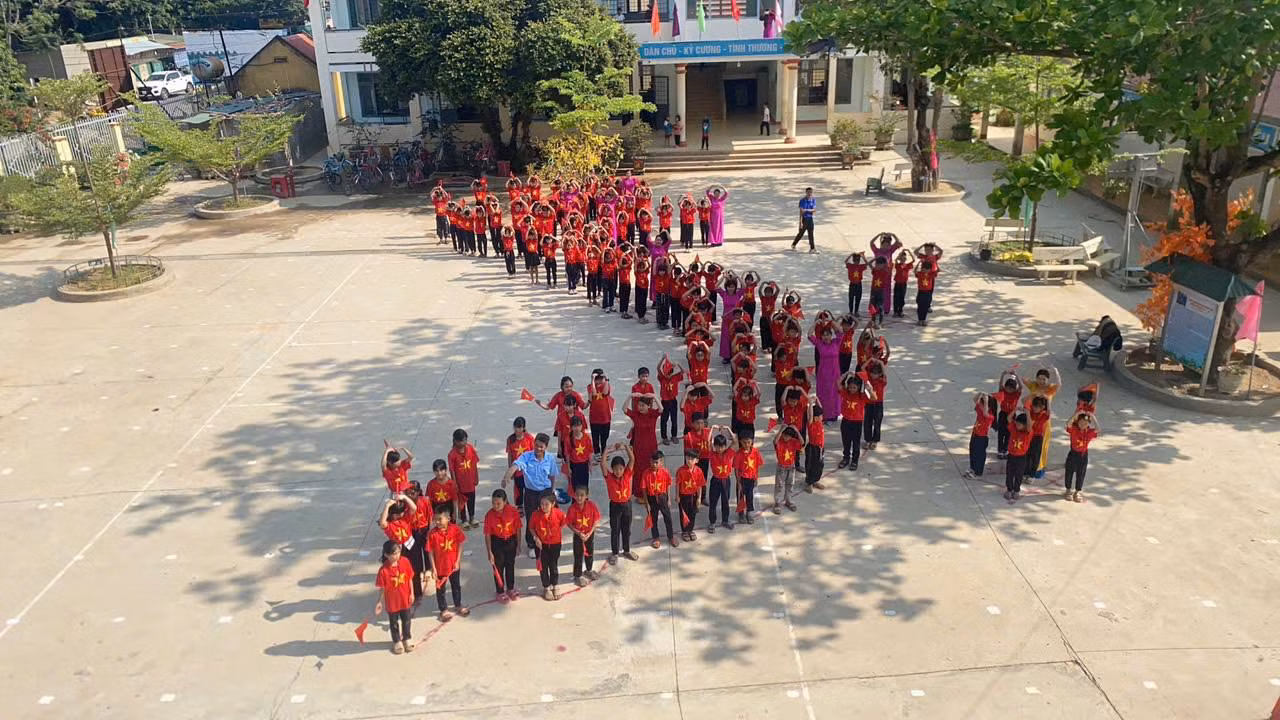 Đoàn các xã, thị trấn phối hợp cùng các ban, ngành đoàn thể tại địa phương tổ chức cắm cờ theo tuyến đường cờ chính; Tổ chức 2 giải bóng đá, 2 buổi sinh hoạt văn nghệ; thăm, tặng quà 8 hộ gia đình có công với cách mạng.