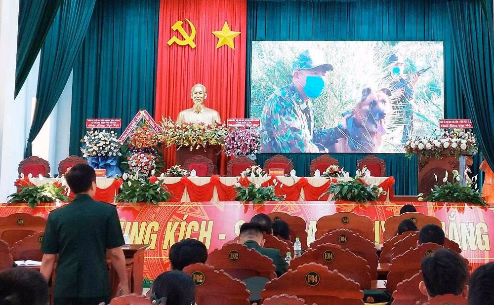 Các đại biểu xem phóng sự tại đại hội