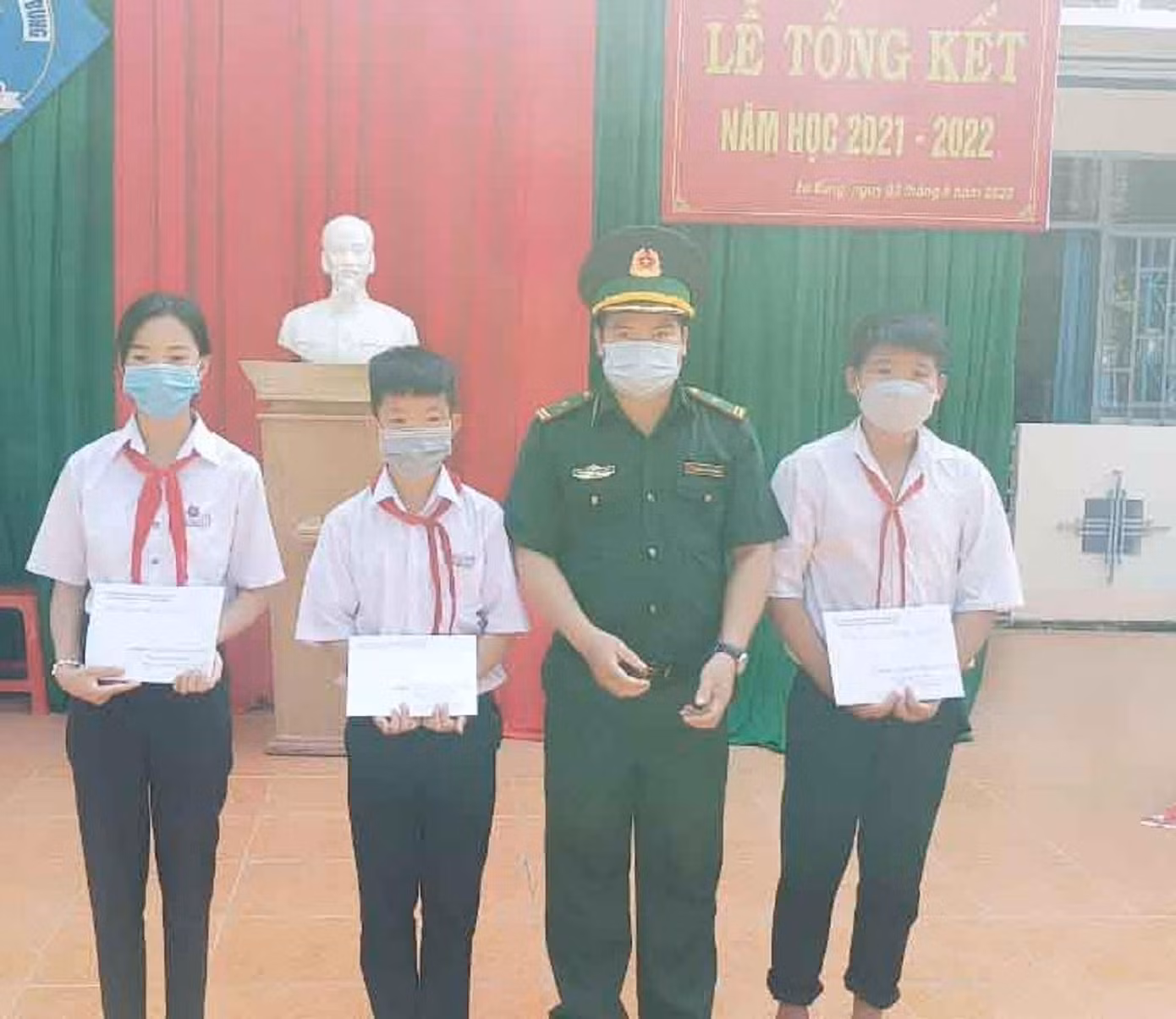 Đồn biên phòng cửa khẩu Đắk Ruê tặng quà cho học sinh khó khăn