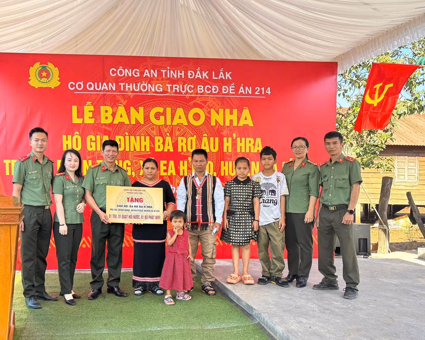 Công an tỉnh đã tổ chức Lễ bàn giao nhà cho gia đình chị Rơ Âu H’Hra (huyện Ea Hleo). Chị Rơ Âu H’Hra xúc động chia sẻ: "Cảm ơn cán bộ chiến sĩ công an nhiều lắm. Có nhà mới rồi, gia đình chúng tôi ổn định cuộc sống, chăm lo phát triển kinh tế".