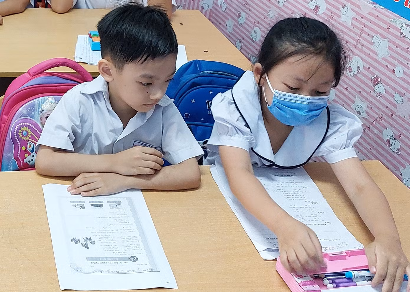 Em Nguyễn Tiến Nam (trái) được Hội phụ nữ Phòng Cảnh sát cơ động, Công an tỉnh Đắk Lắk nhận đỡ đầu trong 5 năm