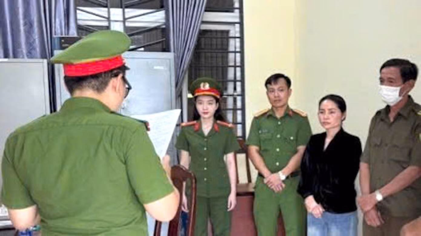 Công an tỉnh Đắk Lắk đọc lệnh bắt tạm giam đối với bị can Nguyễn Thị Hợi (áo đen). Ảnh Công an Đắk Lắk.