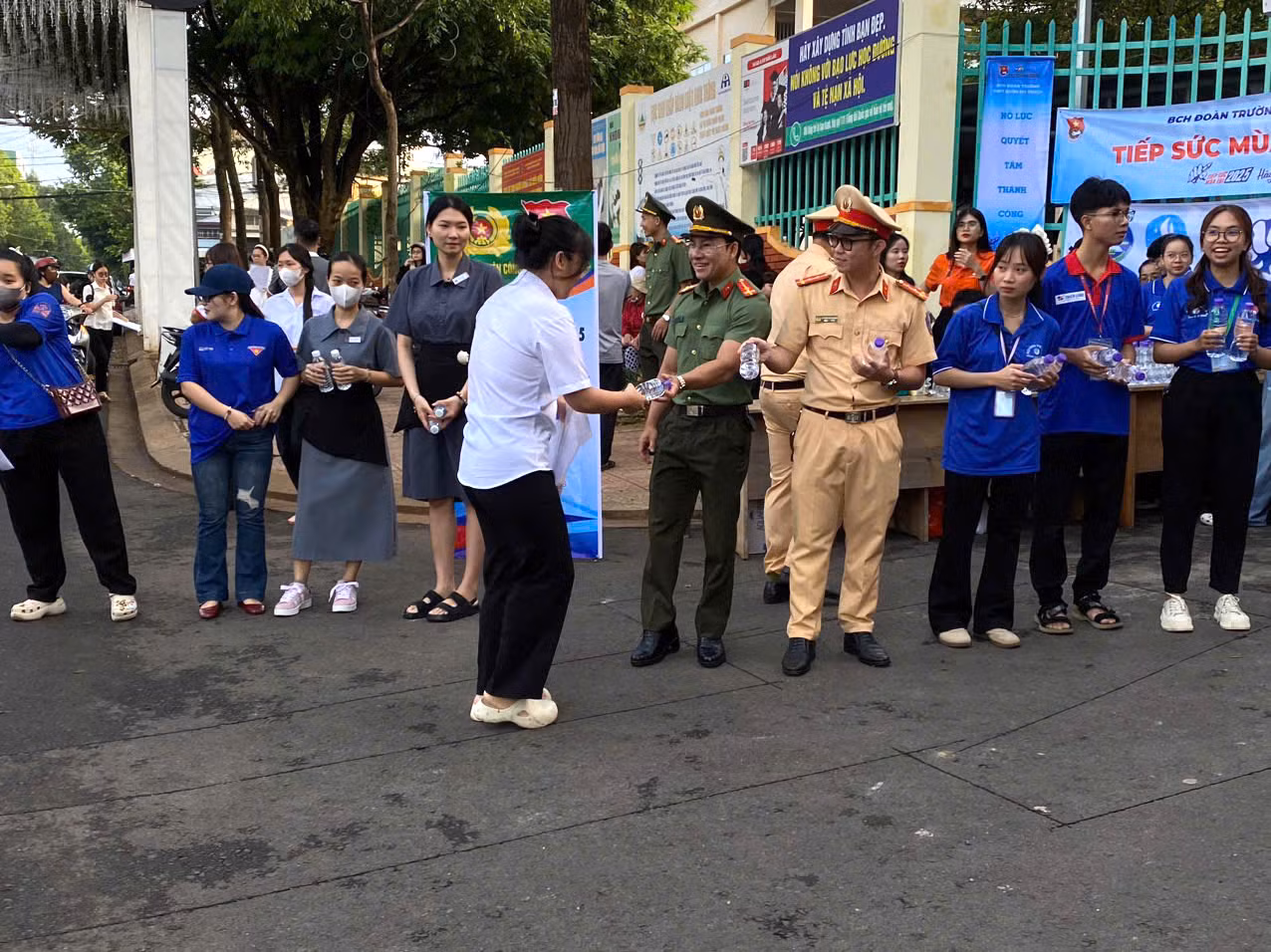 Các chiến sĩ công an sẽ hướng dẫn, tiếp nước, hỗ trợ thí sinh và người nhà; Sẵn sàng hỗ trợ phương tiện trong các tình huống phát sinh; phối hợp đảm bảo ANTT và ATGT khu vực thi.