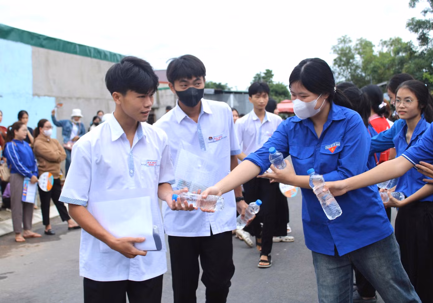 Năm nay, đội hình Tiếp sức mùa thi tỉnh Đắk Lắk được triển khai tại 33 điểm thi trên địa bàn tỉnh với trên 1.300 tình nguyện viên tham gia hỗ trợ thí sinh.