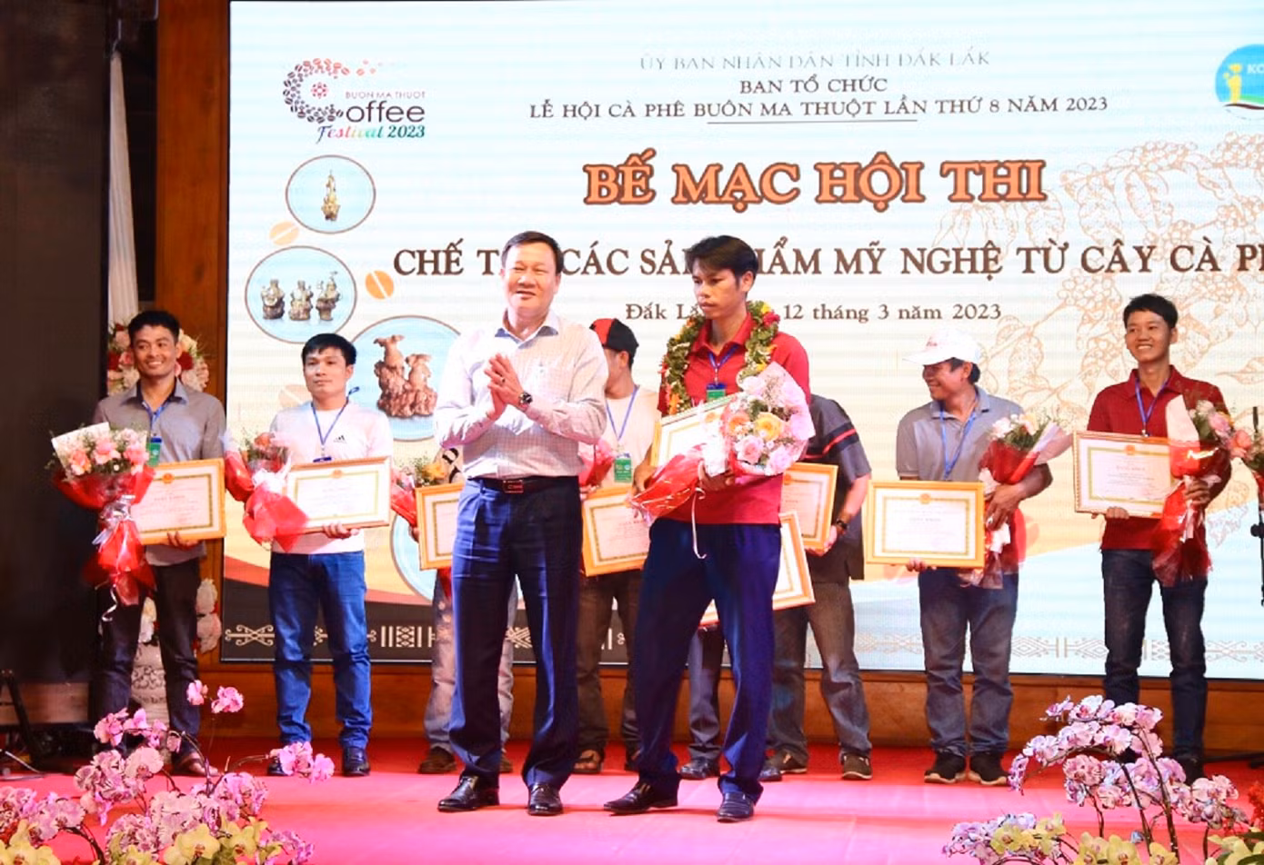 Đại diện lãnh đạo UBND tỉnh Đắk Lắk trao tặng giấy khen cho tác giả Phạm Văn Roàn.