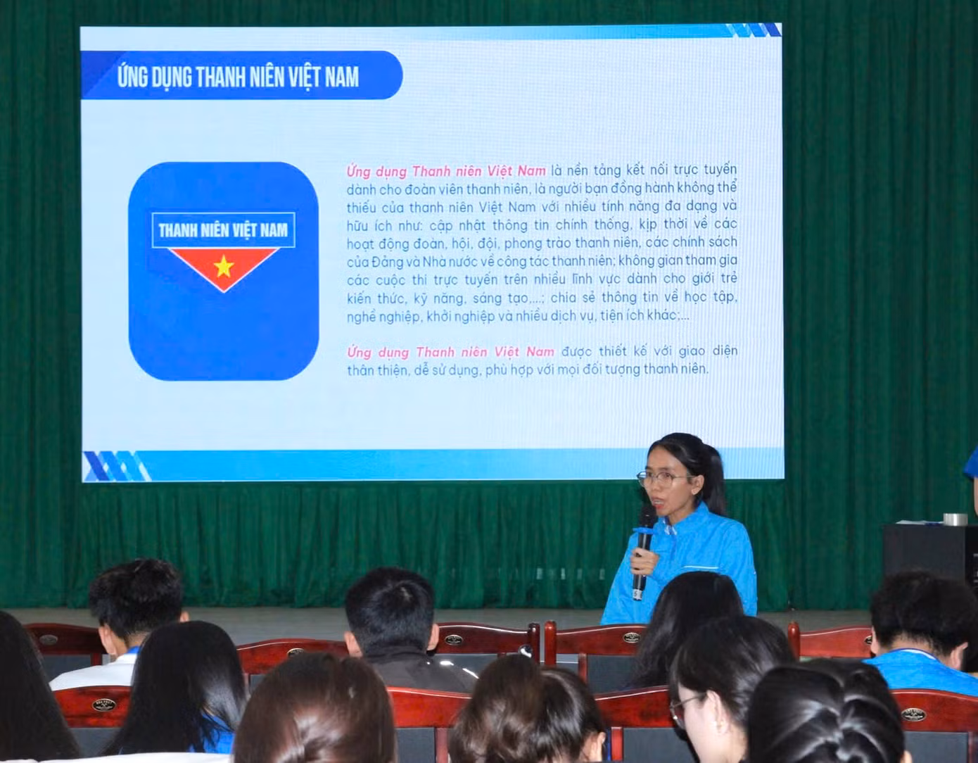 Với chuyên đề kỹ năng “Chuyển đổi số các hoạt động của Đoàn thanh niên - Hội Sinh viên Việt Nam”, chị H Mêriam Kbuôr - chuyên viên Ban Tổ chức Kiểm tra Tỉnh Đoàn đã chia sẻ một số cải tiến trong việc tổ chức các hoạt động của Đoàn - Hội bằng cách ứng dụng công nghệ kỹ thuật số cho các học viên.