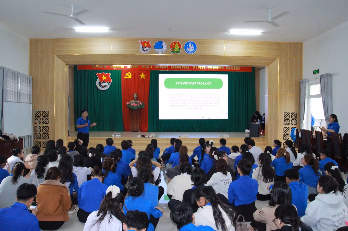 Trong chuyên đề “Lý thuyết và kỹ năng sinh hoạt tập thể”, giúp cán bộ đoàn, hội chủ chốt của mỗi đơn vị có cơ hội được trực tiếp rèn luyện và ứng dụng các kỹ năng xây dựng, tổ chức hoạt động, chương trình, phong trào sáng tạo.