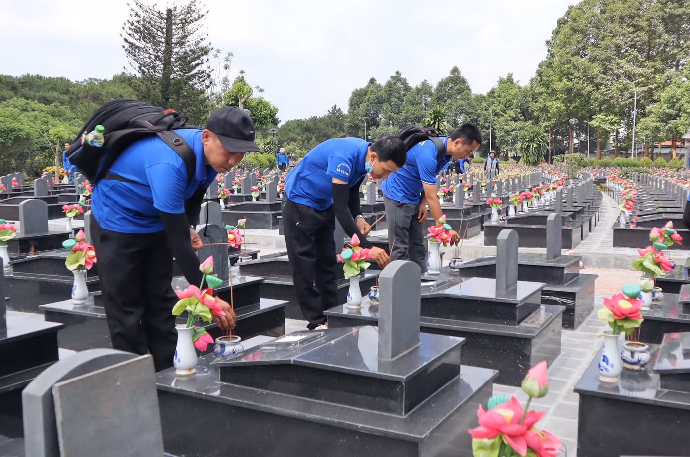 Trại sinh viếng nghĩa trang liệt sĩ tỉnh