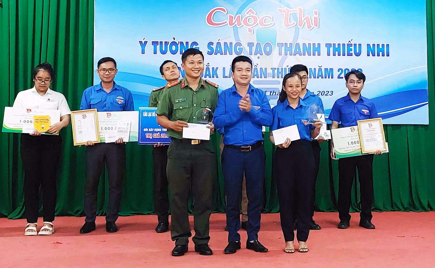 Đại diện lãnh đạo Tỉnh Đoàn trao giải 3 cho các tác giả Đại diện lãnh đạo Tỉnh Đoàn trao giải 3 cho các tác giả