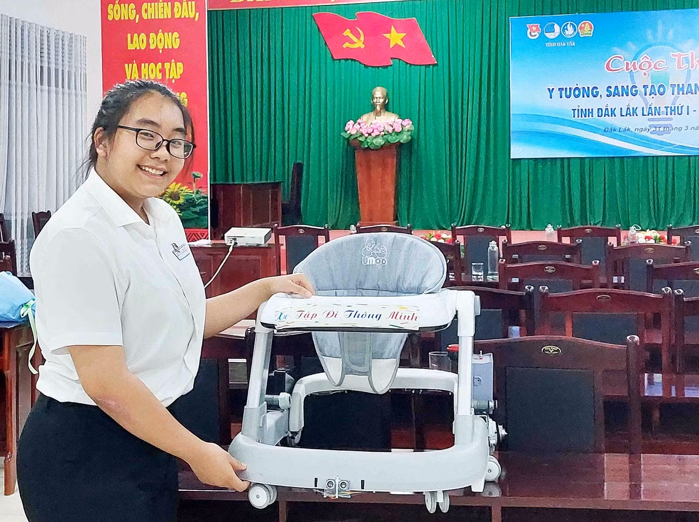 Nguyễn Đỗ Bảo Quyên bên xe tập đi thông minh Nguyễn Đỗ Bảo Quyên bên xe tập đi thông minh