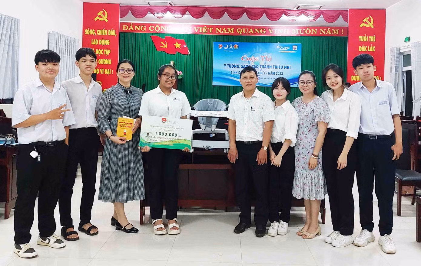 Thầy cô giáo và các học sinh Trường THPT Hồng Đức chúc mừng Bảo Quyên Thầy cô giáo và các học sinh Trường THPT Hồng Đức chúc mừng Bảo Quyên