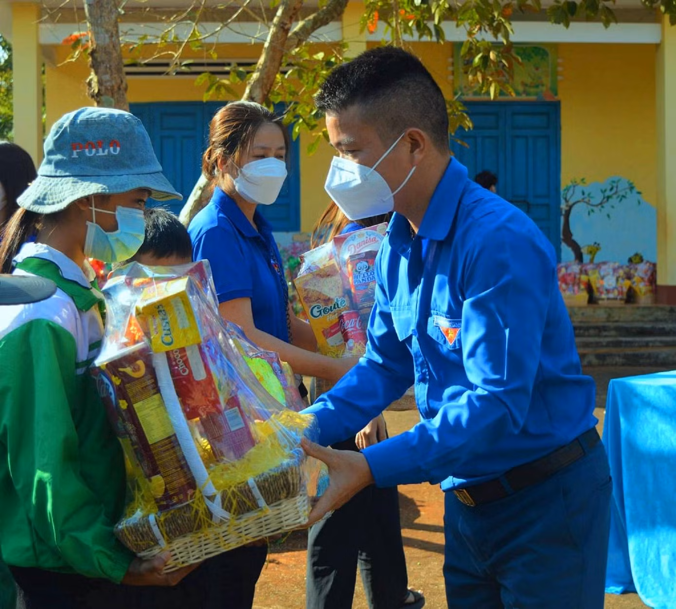 Đại diện lãnh đạo tỉnh đoàn tặng quà