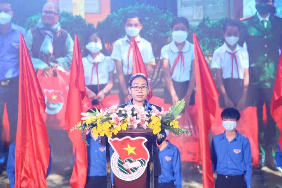 Đồng chí H'Giang Niê, Bí thư Tỉnh đoàn phát biểu tại chương trình