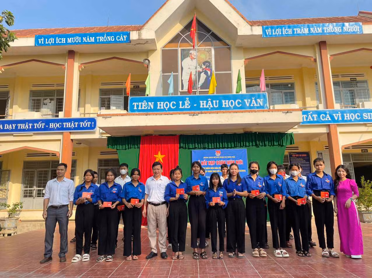 Hưởng ứng “Ngày đoàn viên” do Trung ương Đoàn TNCS Hồ Chí Minh phát động, Huyện Đoàn Lắk đã chỉ đạo các bộ đoàn trong huyện tổ chức nhiều nội dung phong phú, thiết thực và phù hợp. Các cơ sở Đoàn trên địa bàn huyện đã tổ chức giải bóng chuyền, bóng đá, kết nạp được 355 đoàn viên mới.