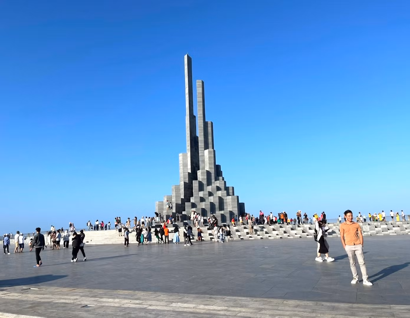 Dịp đầu xuân Giáp Thìn 2024, nhiều bạn trẻ và du khách tìm đến xứ sở hoa vàng cỏ xanh khám phá công trình kiến trúc độc đáo tháp Nghinh Phong.