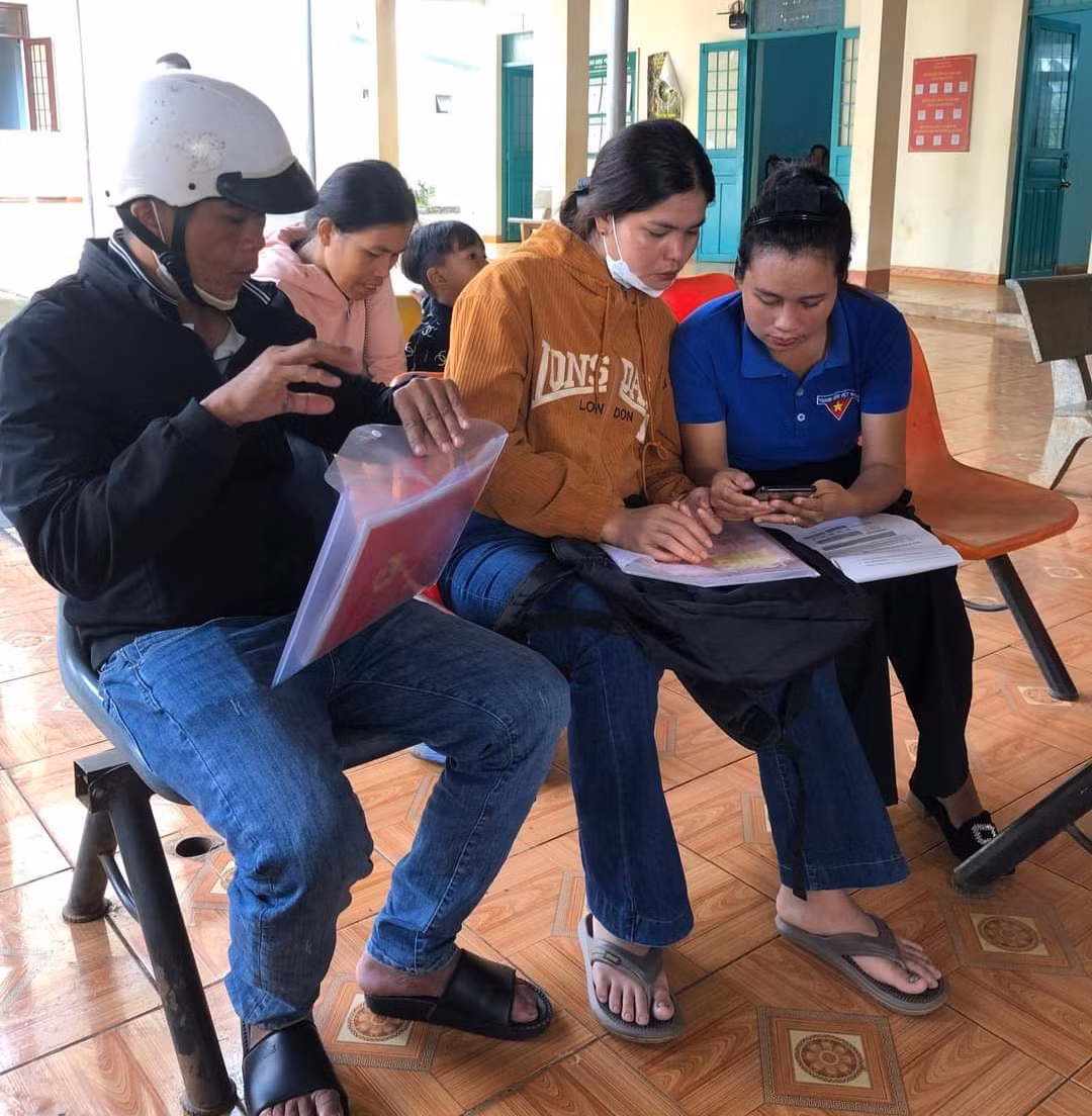 Đoàn viên, thanh niên tuyên truyền, hướng dẫn người dân về chuyển đổi số