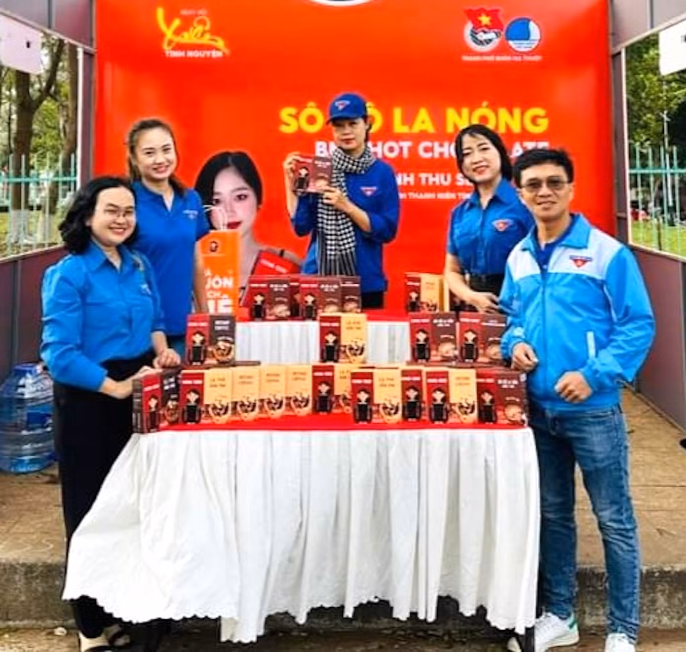 Chương trình phố cà phê đồng giá 10 nghìn đồng gây quỹ trao học bổng cho học sinh nghèo khó.