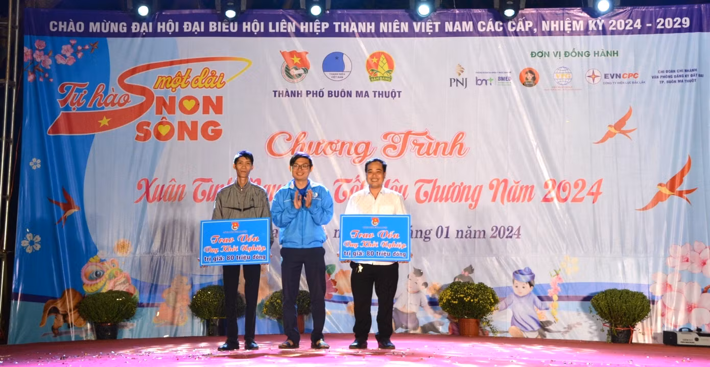 Thành Đoàn Buôn Ma Thuột tổ chức chương trình Xuân tình nguyện, Tết yêu thương năm 2024. Ban tổ chức trao 2 nguồn vốn khởi nghiệp cho thanh niên