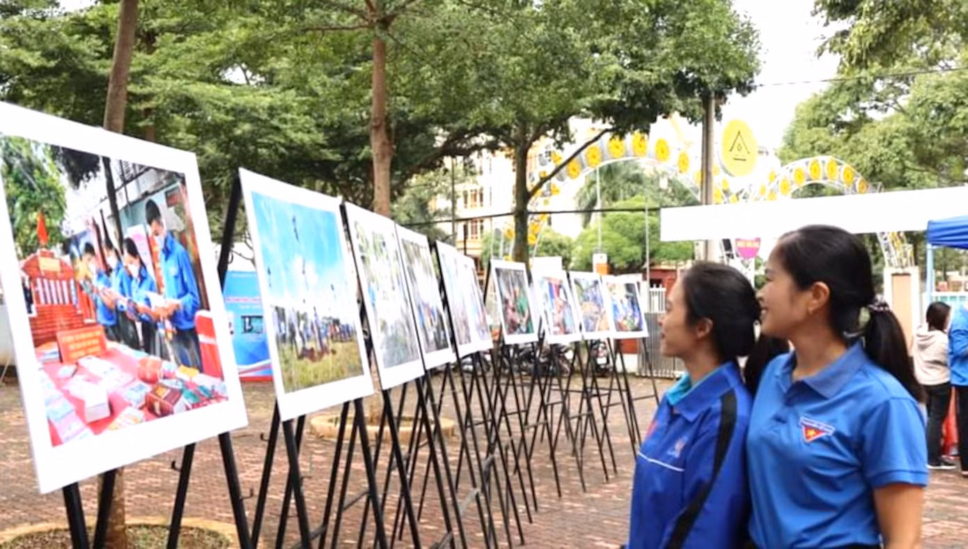 Đoàn viên, thanh niên tham quan triển lãm ảnh