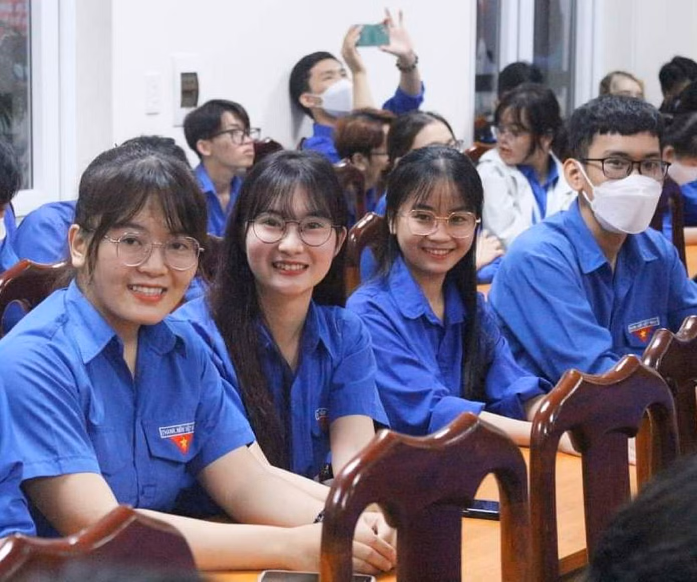 Lê Thị Hồng Thắm (thứ 2, trái qua) là cán bộ Đoàn- Hội năng nổ