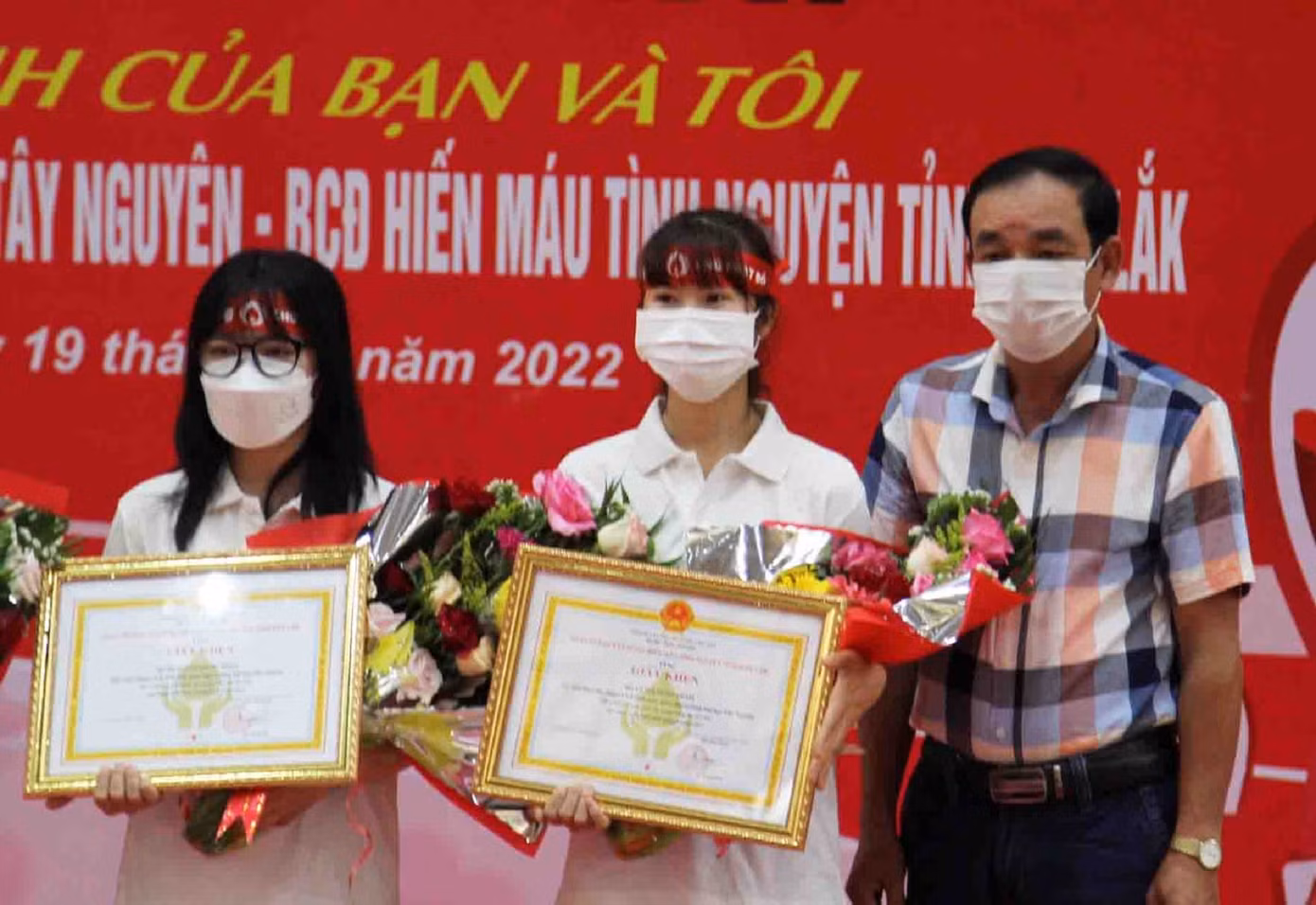 Thắm (giữa) nhận bằng khen thành tích xuất sắc trong công tác tổ chức vận động hiến máu