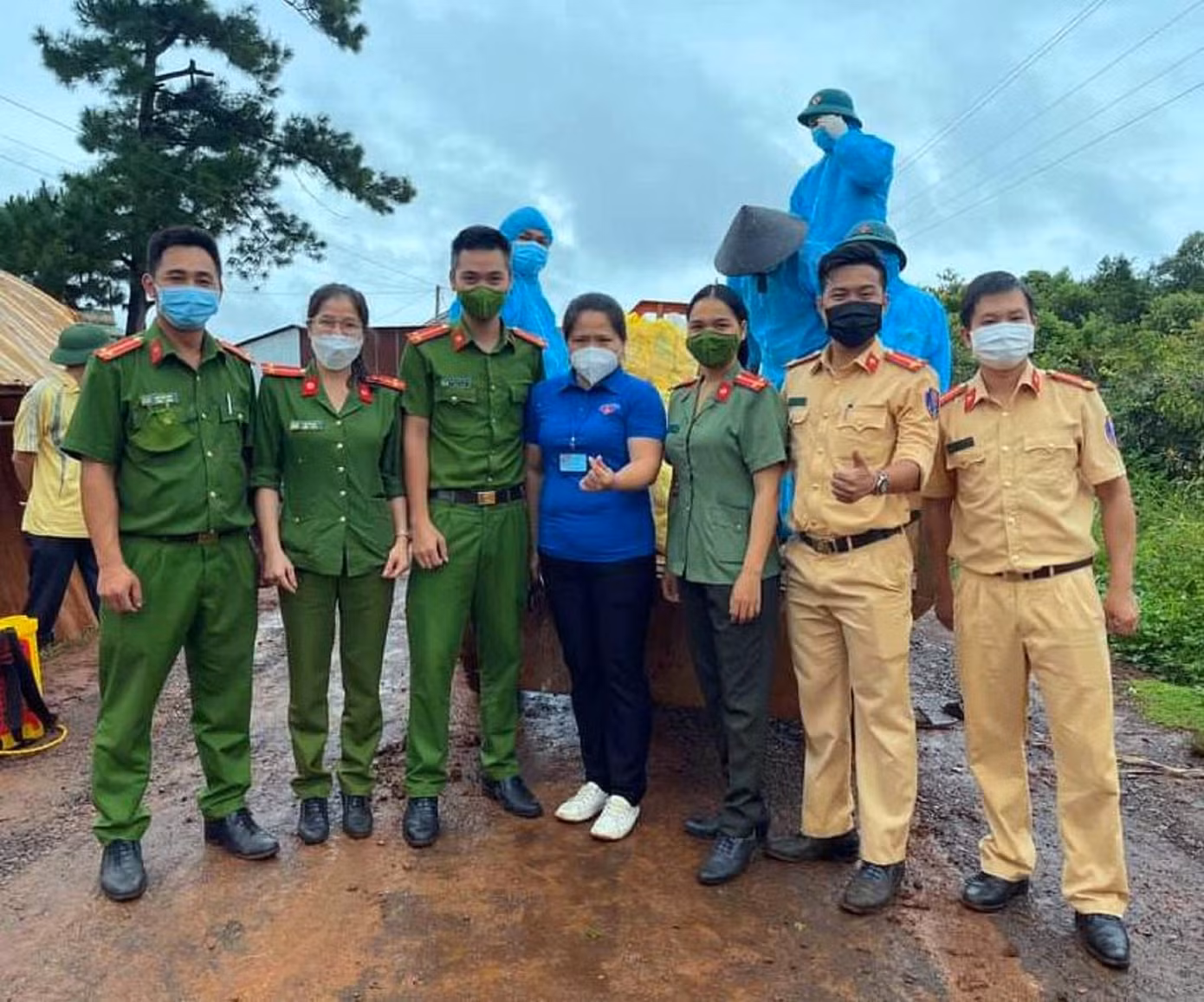 Đoàn Công an huyện và huyện Đoàn chuẩn bị quà trung thu
