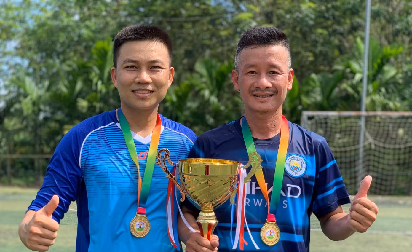 Thầy Vũ (trái) tham gia các hoạt động thể dục, thể thao