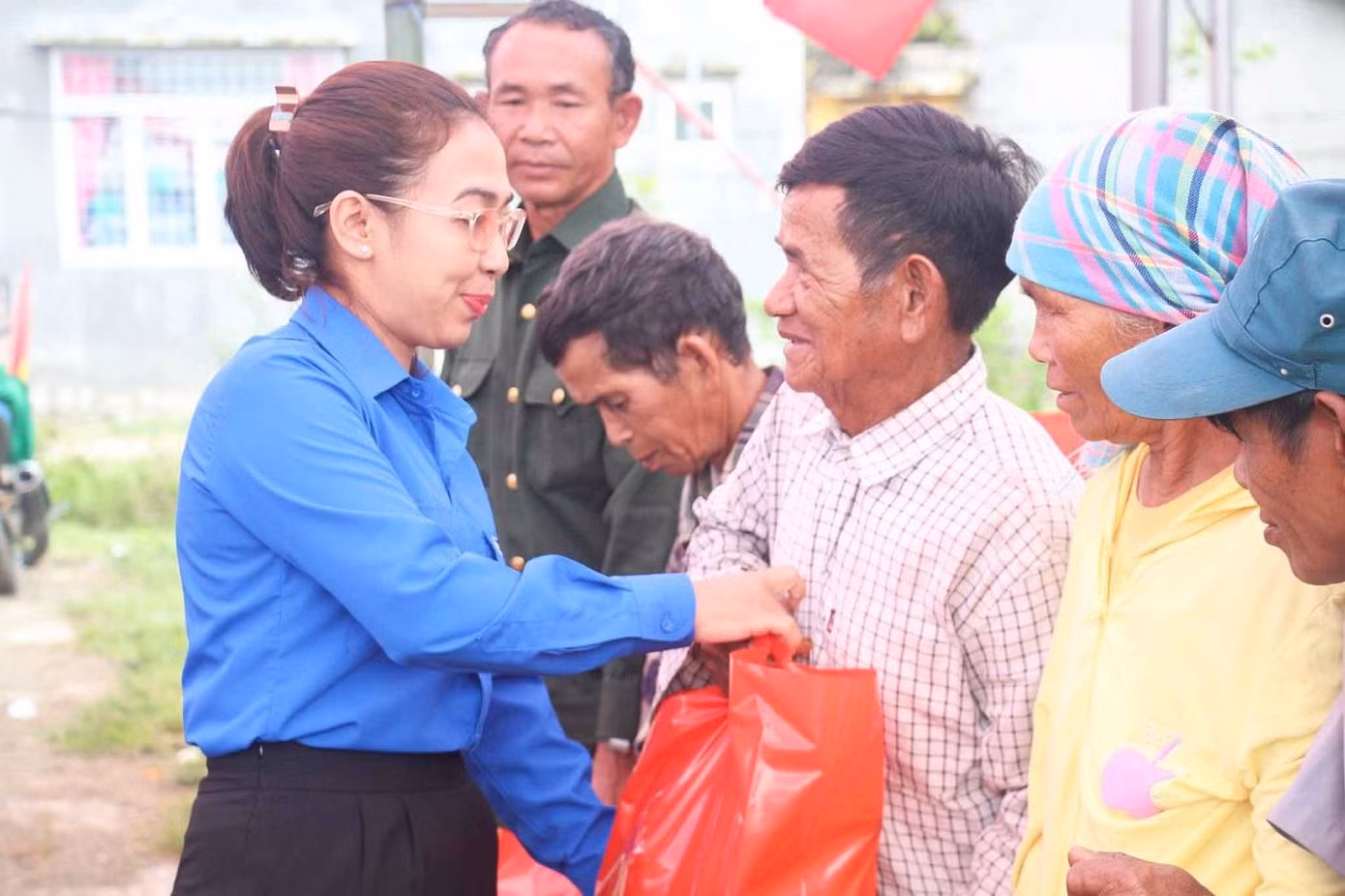 Chị H'Giang Niê, Bí thư Tỉnh Đoàn Đắk Lắk tặng quà cho các hộ gia đình chính sách