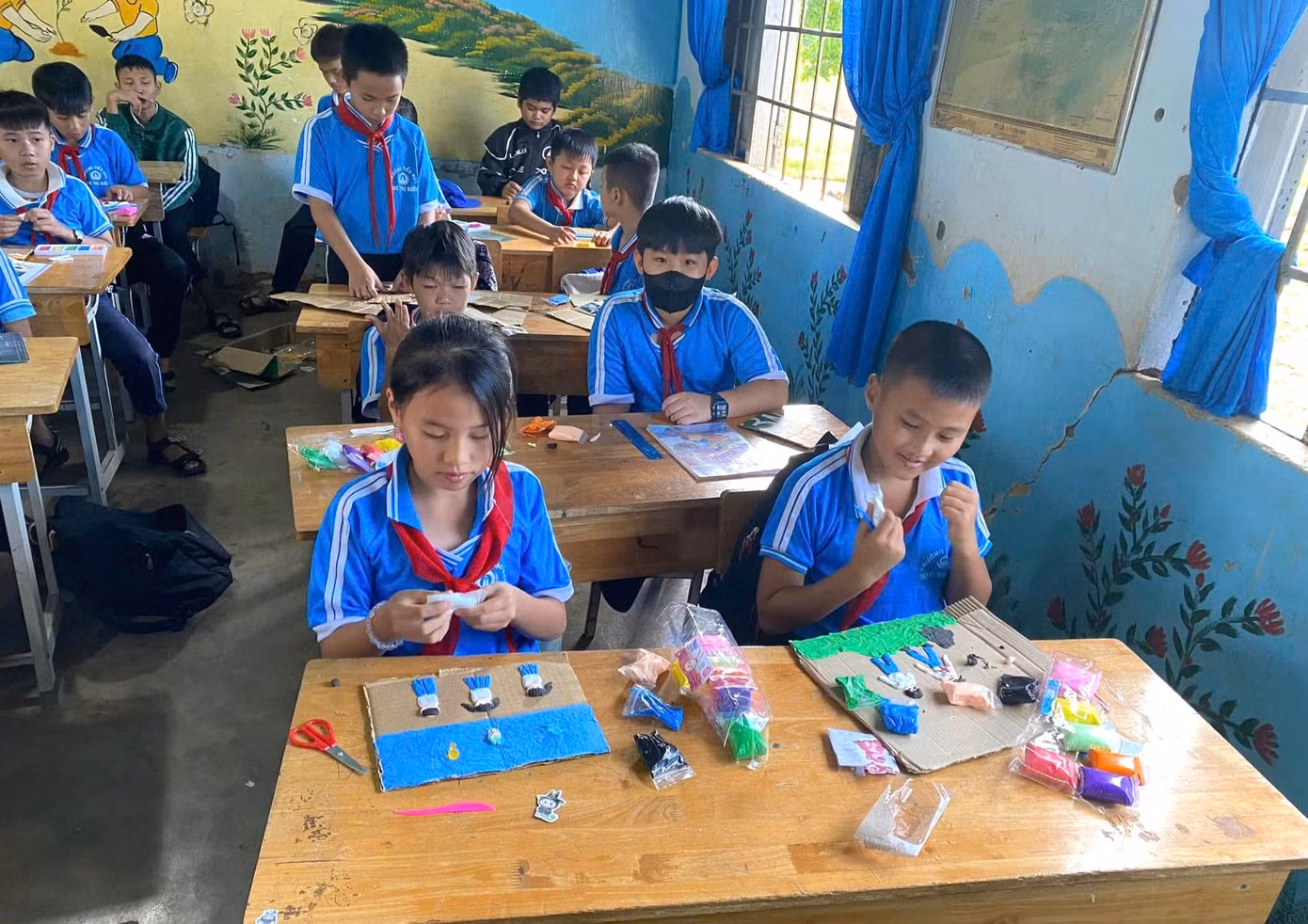 Góc cờ vua, góc vẽ tranh sáng tạo, góc sáng tạo nghệ thuật từ đất nặn giúp học sinh phát triển tư duy và sở thích.