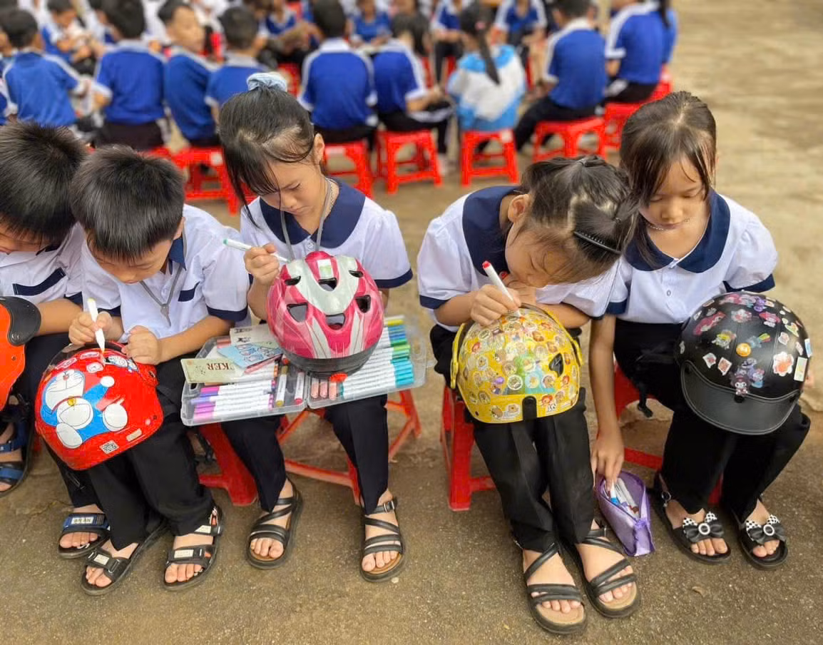 Nhiều trường tổ chức thi trang trí mũ bảo hiểm, nón lá, trang trí cây xanh… nhằm khơi gợi sự sáng tạo của học sinh.
