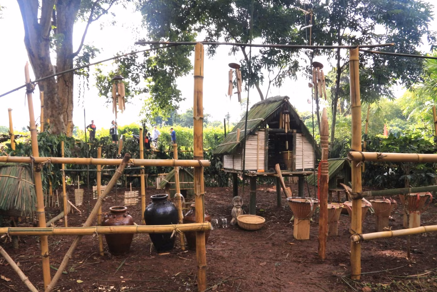 Theo truyền thống của người Ê Đê, nghi lễ này thường được tổ chức tại một khoảng đất rộng, bằng phẳng, gần cây cổ thụ có nhiều tổ ong. Theo quan niệm của họ, đây là nơi đất lành và được lựa chọn làm địa điểm tổ chức lễ cúng no đủ.