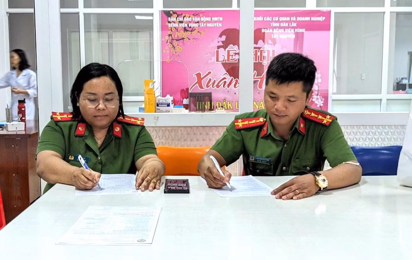 Thượng úy H’ Hà Niê, cán bộ Công an thị trấn Đắk Mâm và Đại úy Y Nguyên Bu Tông, Cán bộ Công an xã Quảng Phú làm thủ tục hiến máu
