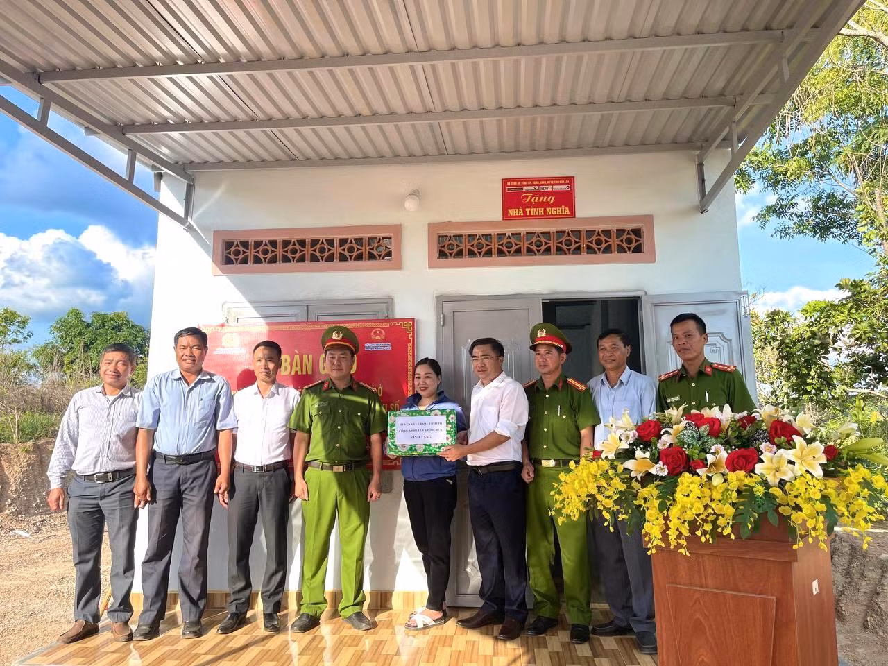 Mới đây, UBND huyện Krông Búk tổ chức bàn giao căn nhà cuối cùng trong tổng số 84 căn nhà tình nghĩa trong Đề án xây 1.200 căn nhà hỗ trợ hộ nghèo, đồng bào dân tộc thiểu số (DTTS) khó khăn về nhà ở cho bà con trên địa bàn tỉnh Đắk Lắk.