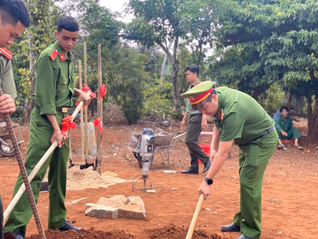 Hàng trăm tình nguyện viên đã tham gia đóng góp công sức, tài chính, tạo nên sức mạnh cộng đồng to lớn. Các căn nhà tình nghĩa được thiết kế kiên cố, đảm bảo tiêu chuẩn về kỹ thuật và vệ sinh môi trường, mang lại sự an tâm cho các hộ gia đình.