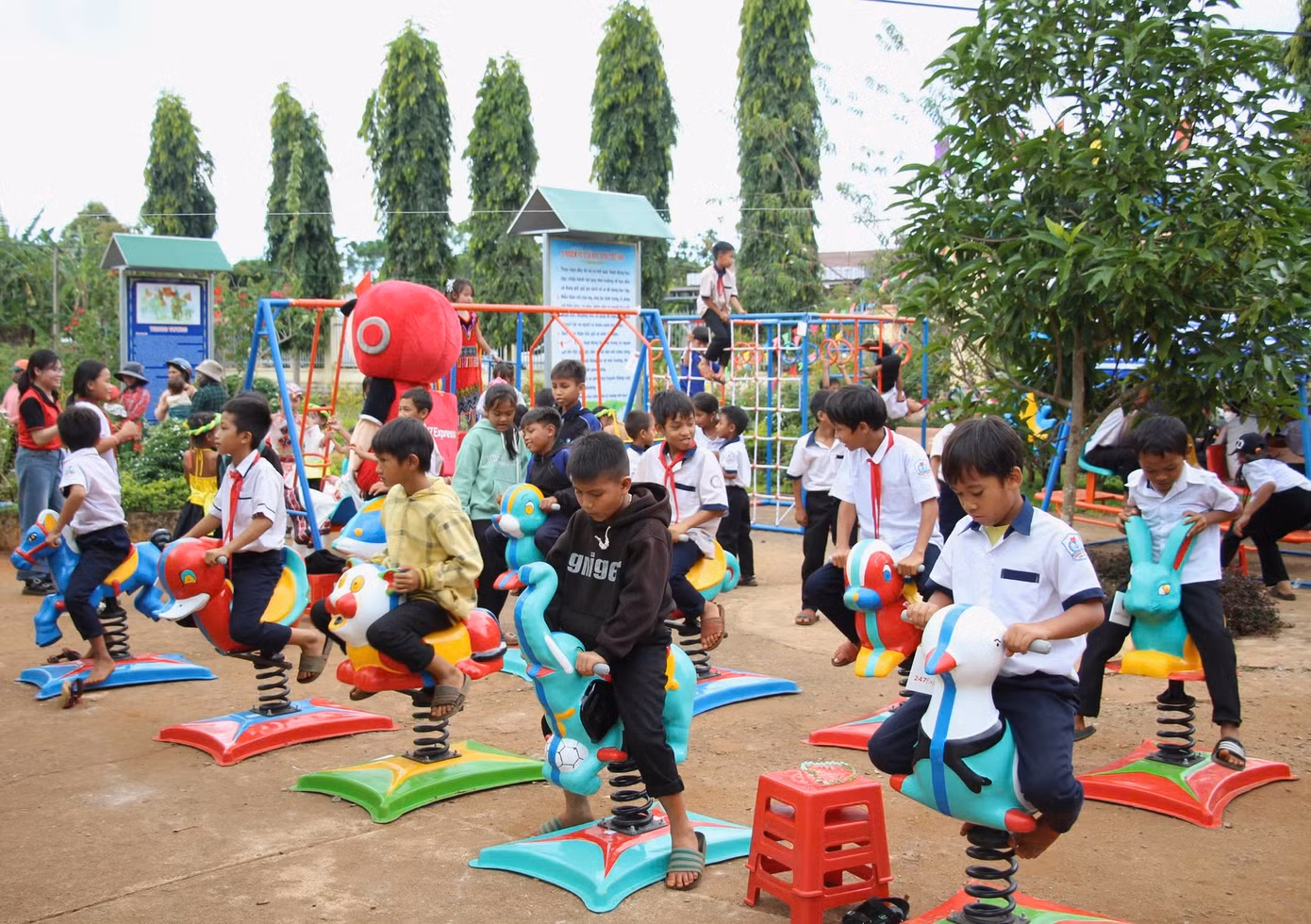 Tại chương trình, các đơn vị đã thăm hỏi, động viên, trao tặng công trình “Khu vui chơi thiếu nhi”, “tranh vẽ tường”; tặng 150 thẻ bảo hiểm y tế và 200 suất quà cho học sinh khó khăn của một trường tiểu học trên địa bàn.
