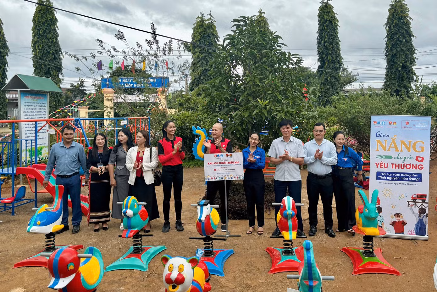 Thực hiện chương trình công tác Đoàn và phong trào thanh thiếu nhi năm 2024 với chủ đề “Năm thanh niên tình nguyện”, mới đây Tỉnh Đoàn Đắk Lắk tổ chức chương trình tình nguyện mùa đông “Giao nắng chuyển yêu thương” tại xã Ea H’đing, huyện Cư M’gar.