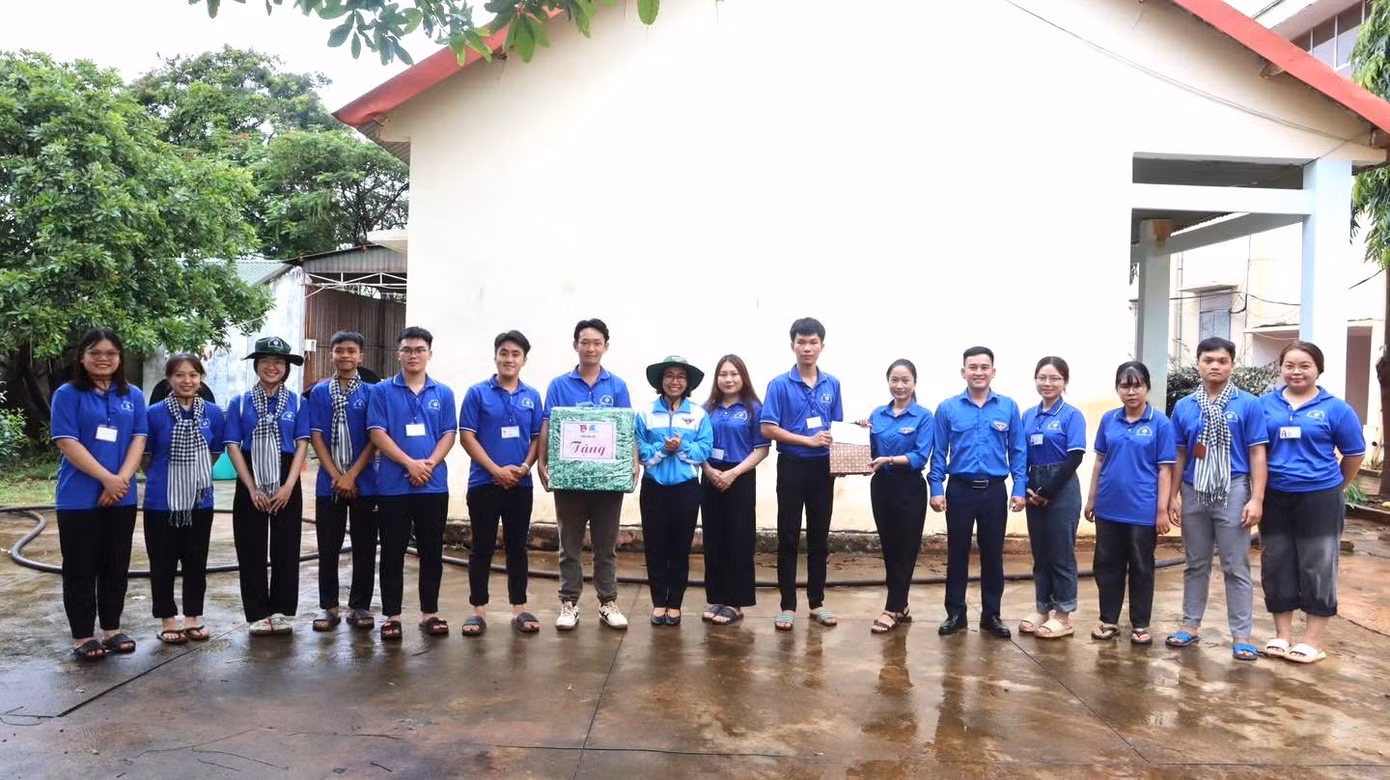 Tại mặt trận huyện Cư M'gar, chị H'Giang Niê - Bí thư Tỉnh Đoàn, Chủ tịch Hội sinh viên Việt Nam tỉnh Đắk Lắk đã đến hỏi thăm tình hình sức khỏe, động viên và nắm bắt những thuận lợi, khó khăn trong quá trình các chiến sĩ tham gia tình nguyện tại địa phương.