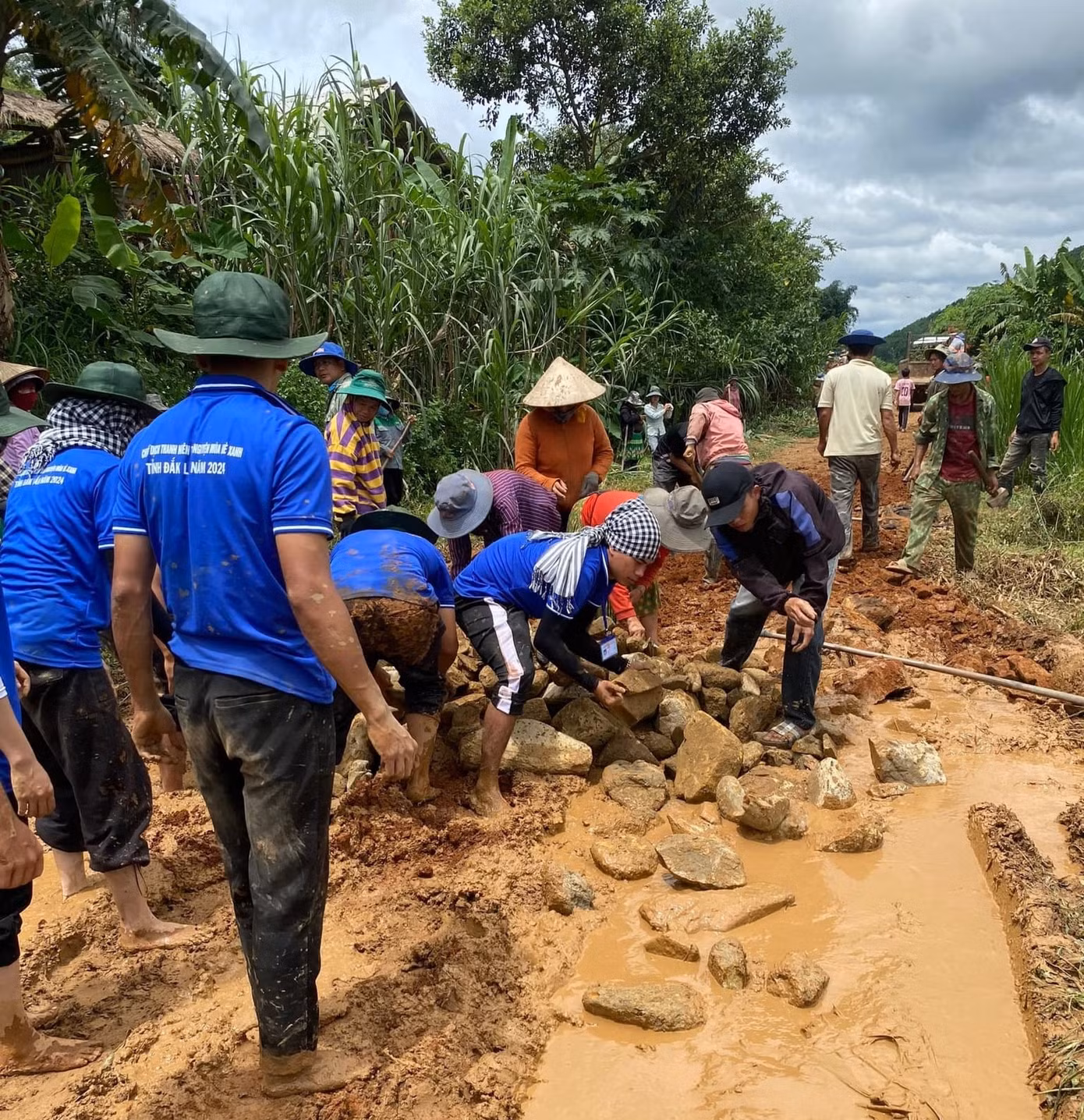 Anh Y Lê Pas Tơr mong muốn các chiến sĩ phát huy hơn nữa tinh thần xung kích, tình nguyện, trách nhiệm để hoàn thành xuất sắc các nội dung của chiến dịch. Tạo được sự gắn bó, kết nối với các em thiếu nhi, các bạn đoàn viên thanh niên và bà con nhân dân tại địa phương.