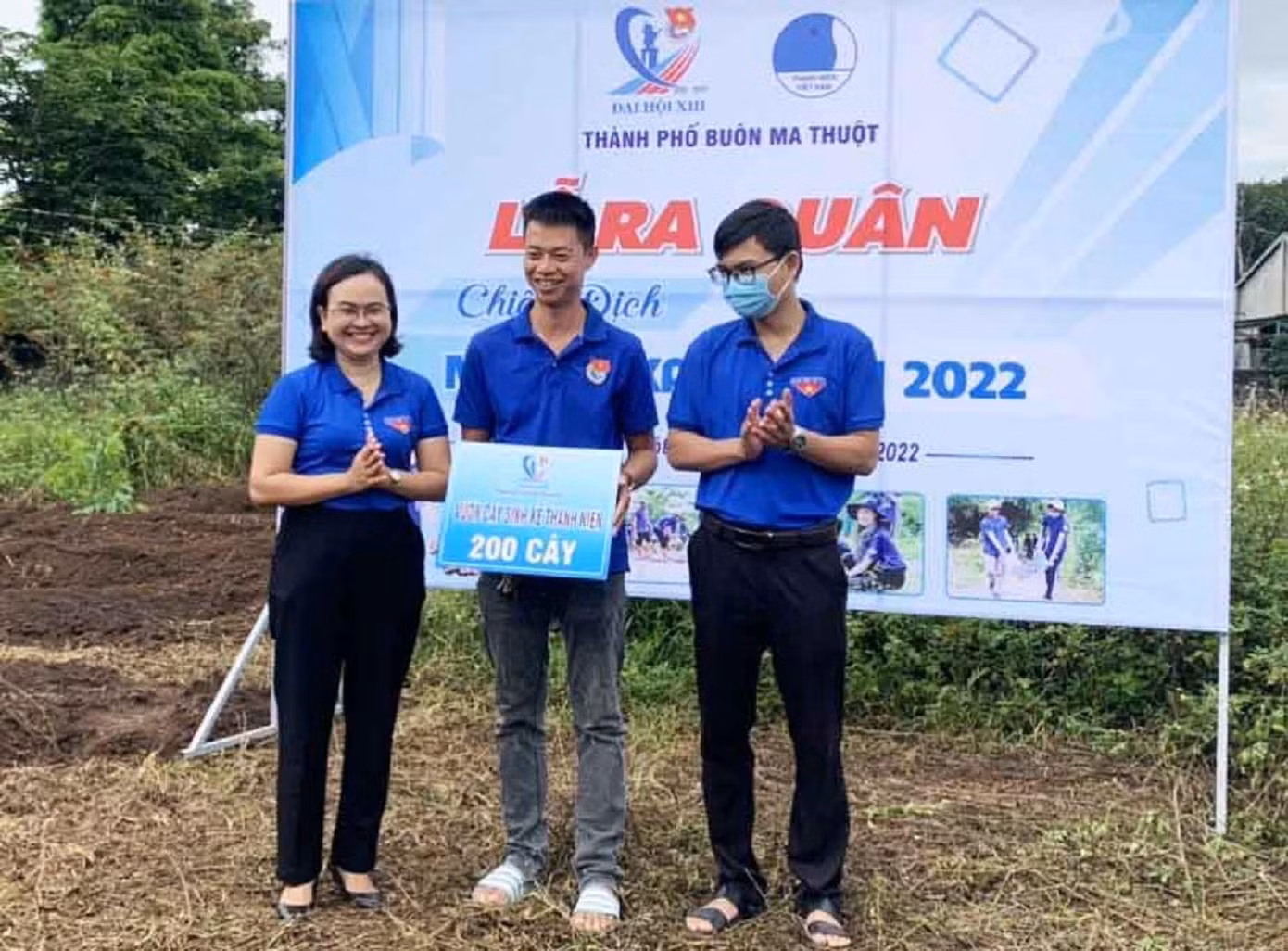 Trao tặng vườn cây sinh kế cho thanh niên