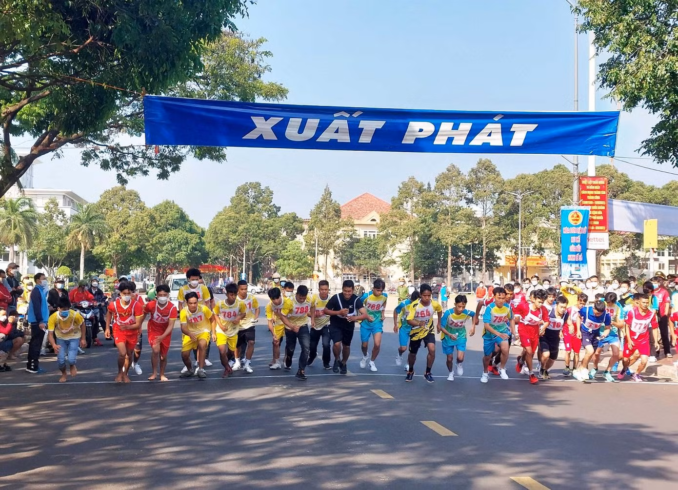 Vận động viên tham gia chạy việt dã 4km nam