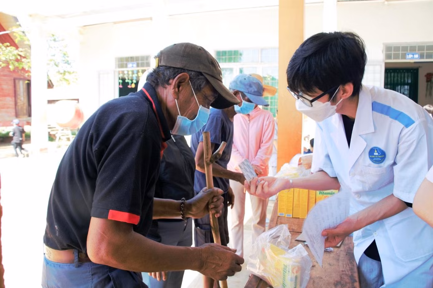 Các y, bác sĩ cấp phát thuốc cho bà con