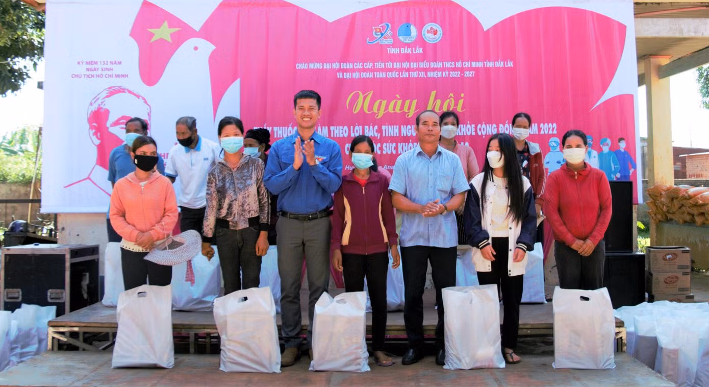 Những gia đình khó khăn nhận quà tại ngày hội