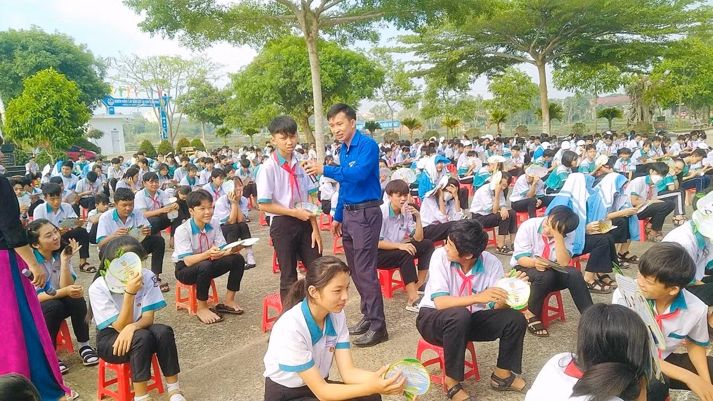 Tại chương trình, các báo cáo viên tuyên truyền phổ biến những kiến thức cơ bản về Luật An ninh mạng, các hành vi vi phạm phổ biến trên môi trường mạng, một số hình thức lừa đảo, chiếm đoạt tài sản phổ biến và hình thức xử lý của cơ quan Nhà nước có thẩm quyền; Thông tin đến toàn thể học sinh những kiến thức cơ bản về Luật Trẻ em năm 2016…