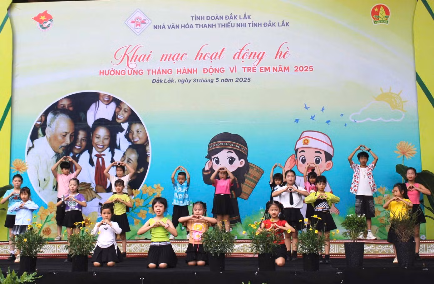 Ngày 31/5, tại Nhà văn hóa Thanh thiếu nhi tỉnh Đắk Lắk diễn ra khai mạc hoạt động hè và hưởng ứng Tháng hành động vì trẻ em năm 2025. Chương trình có khoảng 300 em thiếu nhi tham gia.
