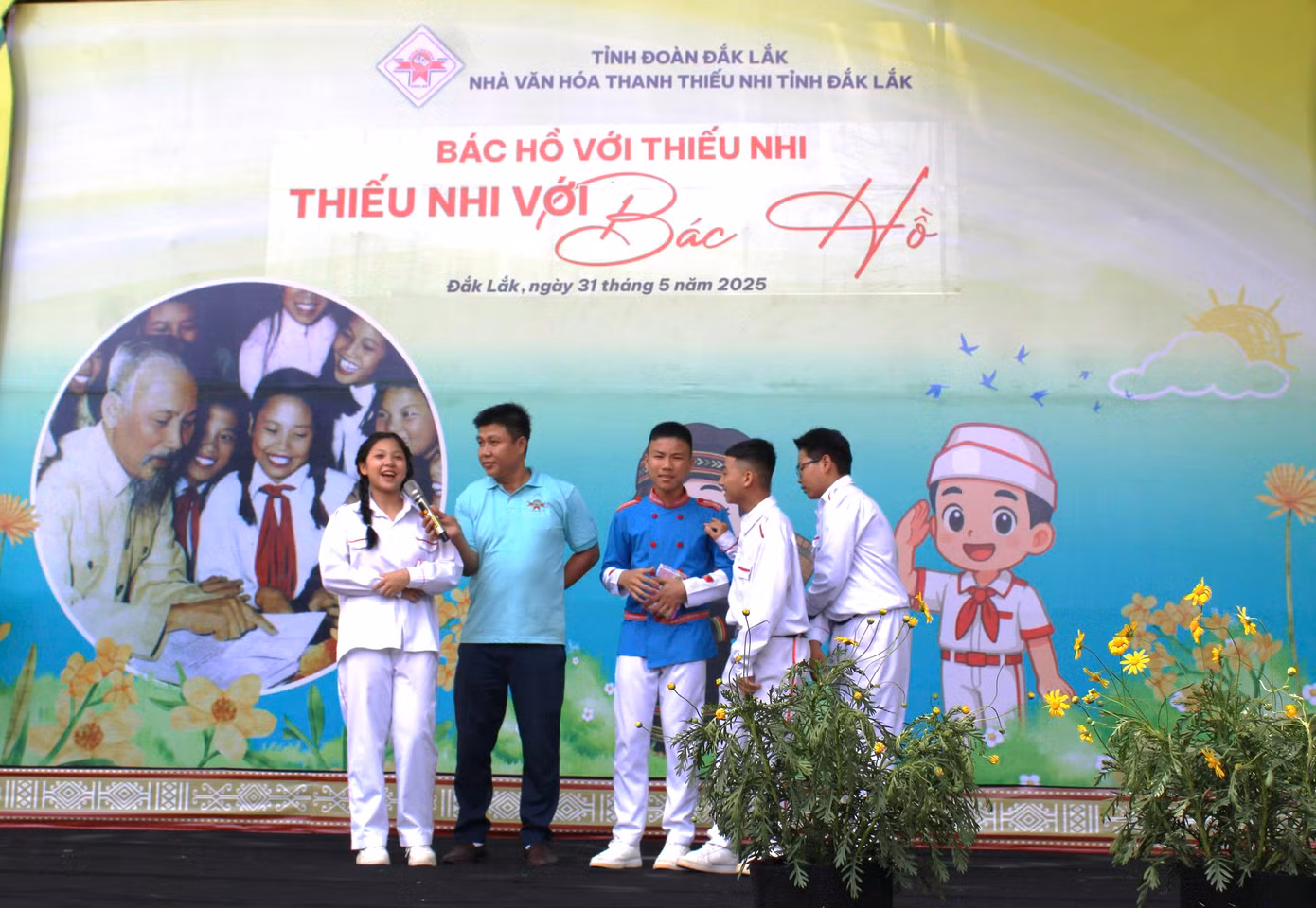Bên cạnh đó, các em học sinh tham gia chương trình “Bác Hồ với thiếu nhi, thiếu nhi với Bác Hồ”, trò chơi dân gian, tô tượng, tranh cát, trải nghiệm nhạc cụ dân tộc, trò chơi team building...