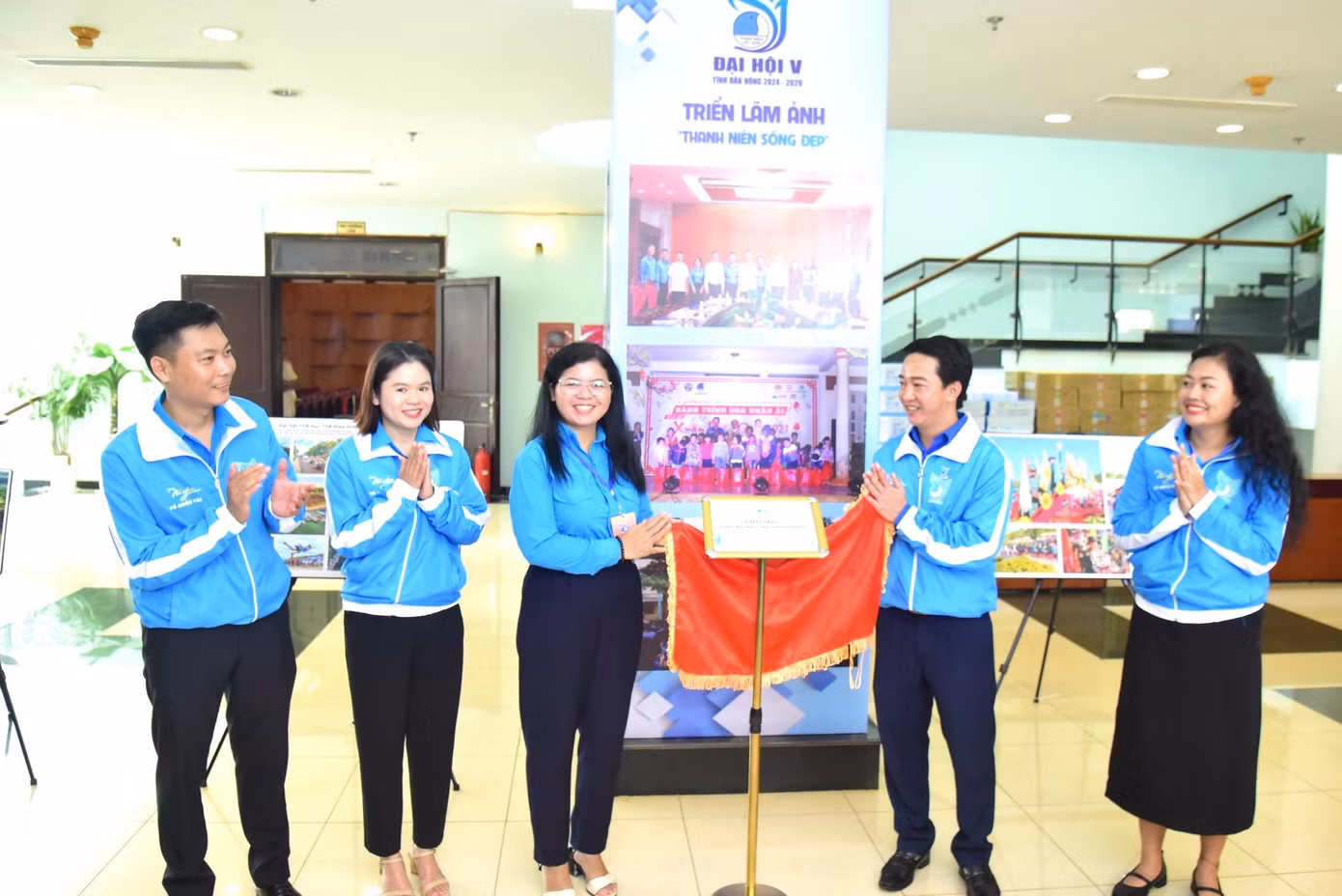 Khai mạc không gian triển lãm ảnh "Thanh niên sống đẹp"